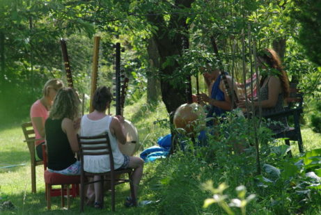 Letní seminář hry na africkou harfu.
